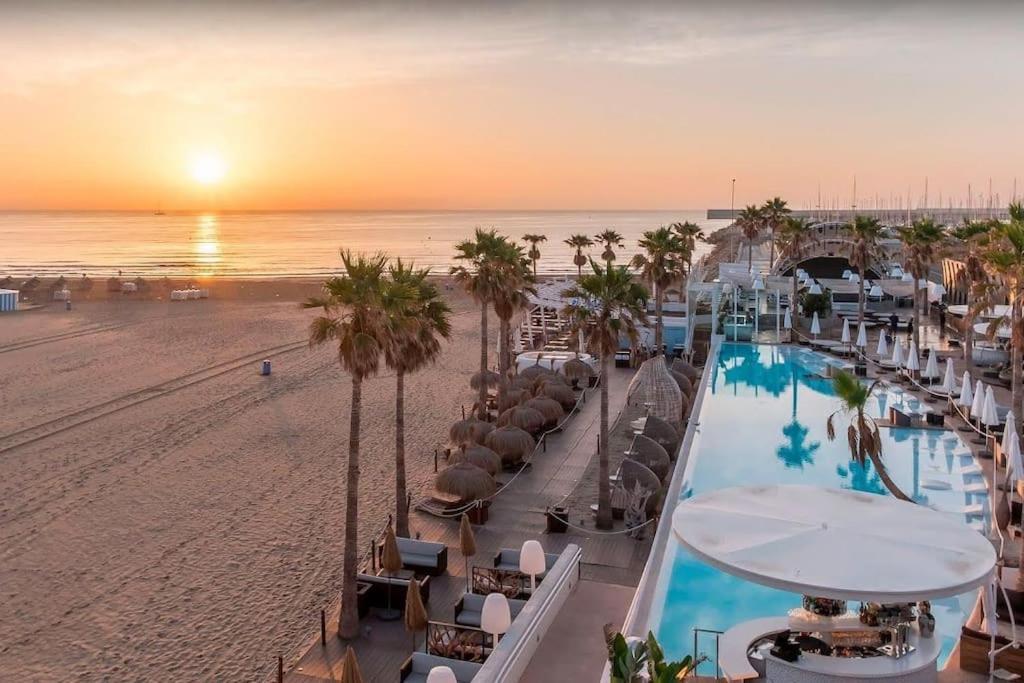 Noche Insolita En Yate De 16M A 2 Minutos De La Playa Valensiya Dış mekan fotoğraf